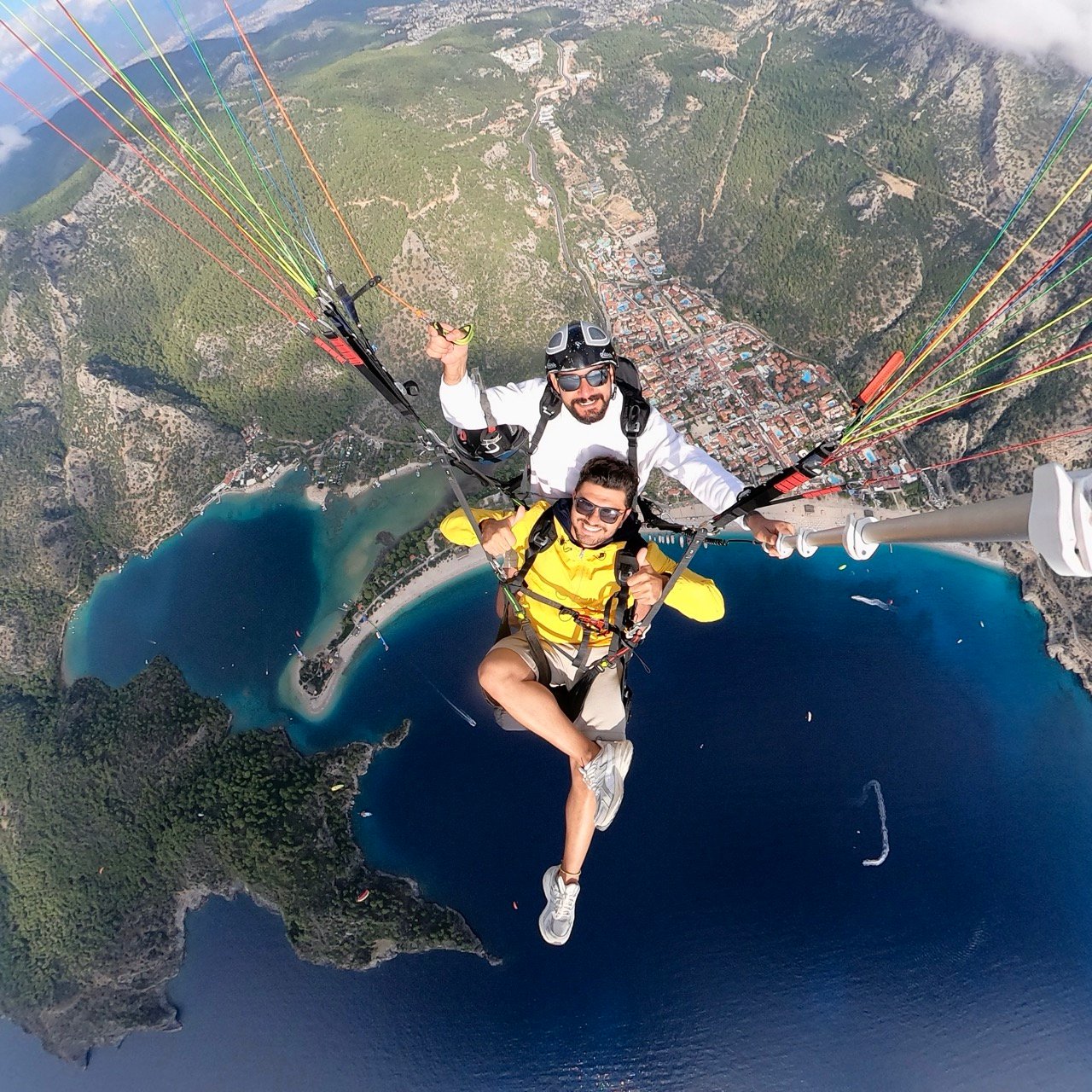 Fethiye yamaç paraşütü tandem uçuş deneyimi, Ölüdeniz gökyüzünde deniz ve dağ manzarası.jpeg